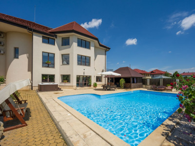 Vilă tip palat, 14 camere, piscină, teren de tenis, grădină de vis, 3718mp teren