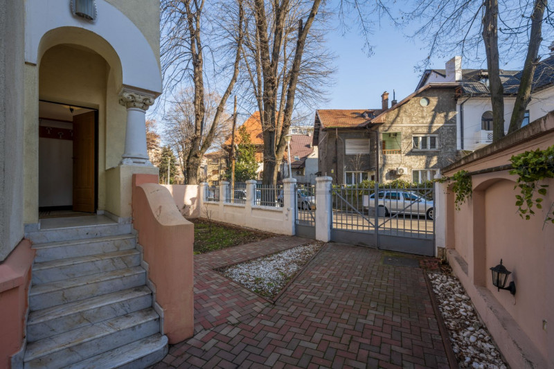 Vila cu arhitectură distinctă, 7 camere, renovată, într-o locație exclusivista