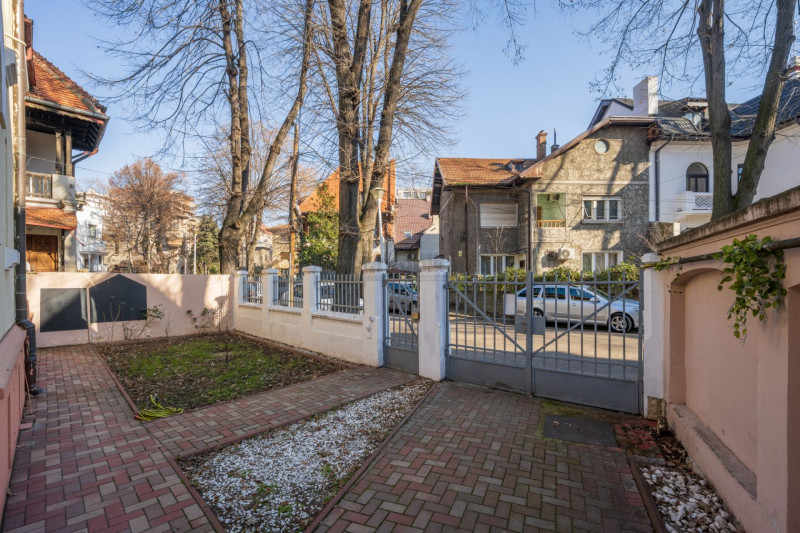 Vila cu arhitectură distinctă, 7 camere, renovată, într-o locație exclusivista