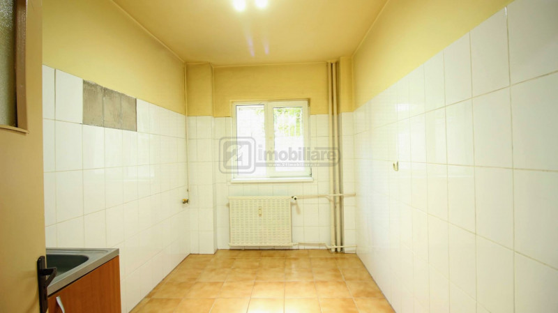 Turda - Parcul Regina Maria, 2 camere, decomandat, parter cu balcon, bloc 1982