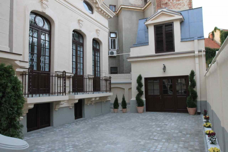 Vila monument in Piata Victoriei, renovata, resedinta/birouri, 14 camere, 400 mp