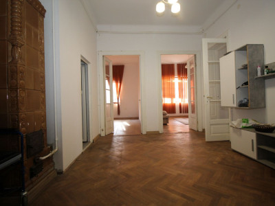 Zona parcului Carol Apartament in vila parter din p+1,teren 198mp